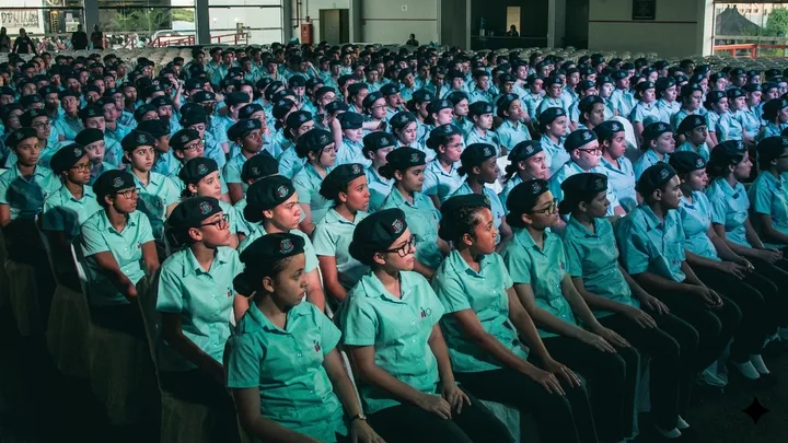 Jovens aprendizes da Guarda Mirim de Suzano reunidos em evento institucional