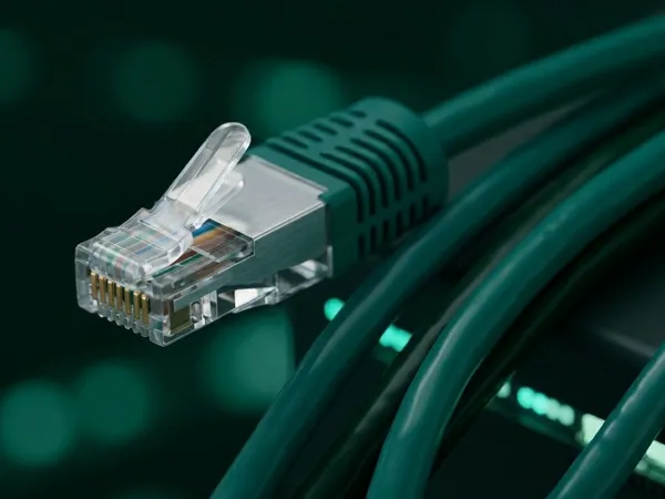 Profissional de TI gerenciando infraestrutura e suporte técnico remotamente